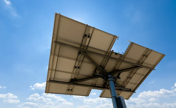 Painel solar por trás — Fotografia de Stock