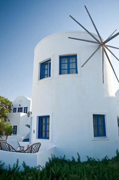 Biały wiatrak w Grecji — Zdjęcie stockowe