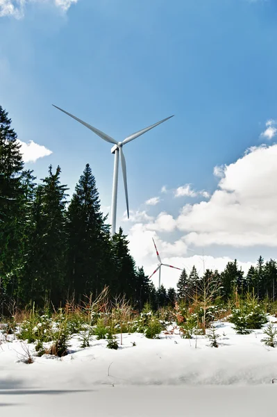 Turbina do vento na paisagem da neve — Fotografia de Stock