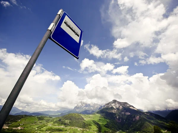Bus stop jel az Alpokban — Stock Fotó
