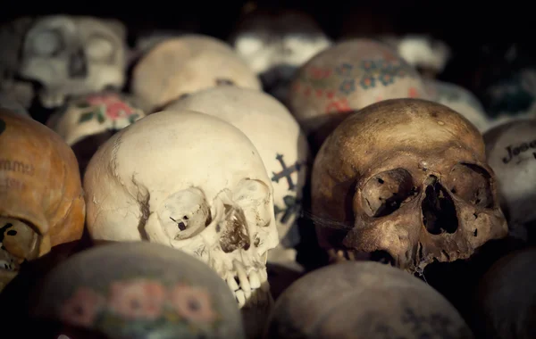 Calaveras en una casa de huesos — Foto de Stock