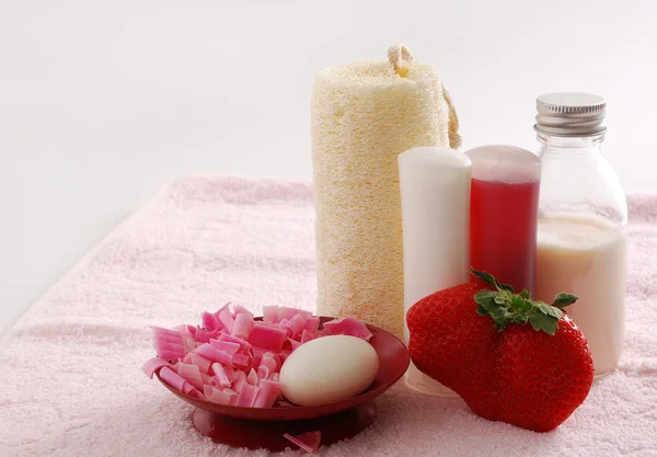 Romantisches rosa Wellness-Set mit riesigen Erdbeeren — Stockfoto