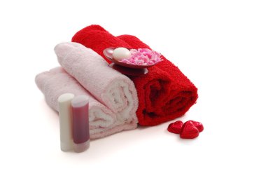 romantik Sevgililer günü spa kalp şeklinde havlu, sabun, dahil olmak üzere ayarlamak beyaz zemin üzerine şeker