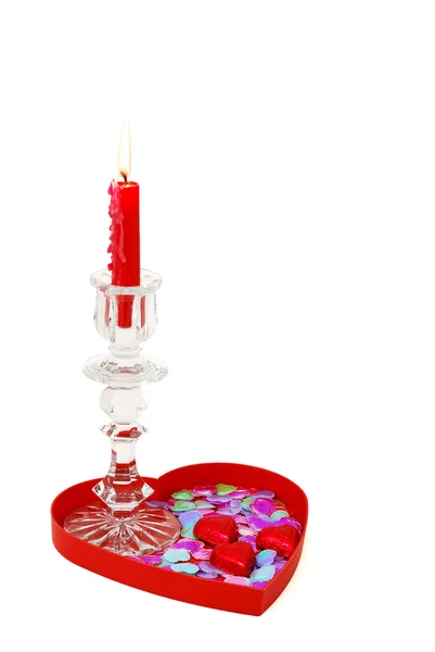 赤いキャンディーとキラキラ ハート形のトレイ上のガラスの燭台キャンドル — ストック写真