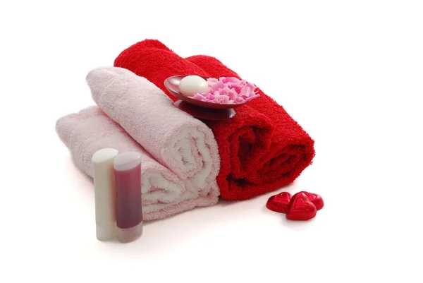 白い背景の上お菓子セット ハート形の石鹸 タオルを含むロマンチックなバレンタイン — ストック写真