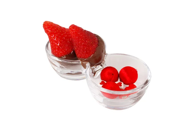 Erdbeeren in Vollmilchschokolade isoliert auf weißem Hintergrund — Stockfoto