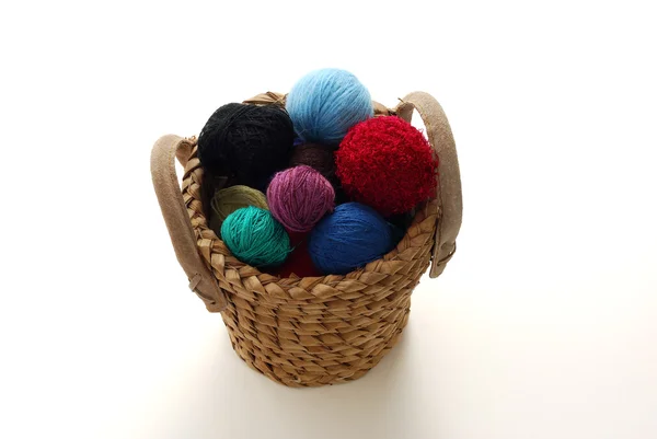 Des pinces colorées de fils à tricoter dans un panier entrelacé — Photo