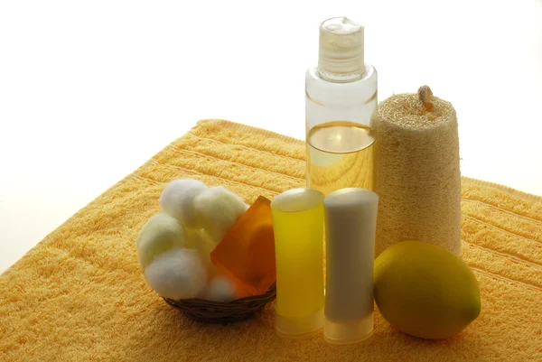 Wellness Set Mit Zitronengeschmack Bestehend Aus Gelbem Handtuch Seife Feuchtigkeitscreme Stockbild