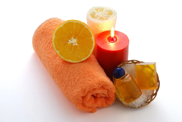Orangefarbener Wellnessbereich Mit Orangefarbenem Handtuch Schwamm Kerze Seife Shampoo Und lizenzfreie Stockbilder