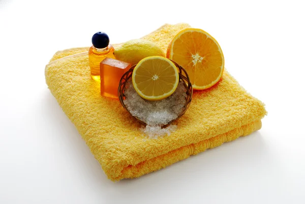 Owoców cytrusowych o smaku spa na ręcznik żółty — Zdjęcie stockowe