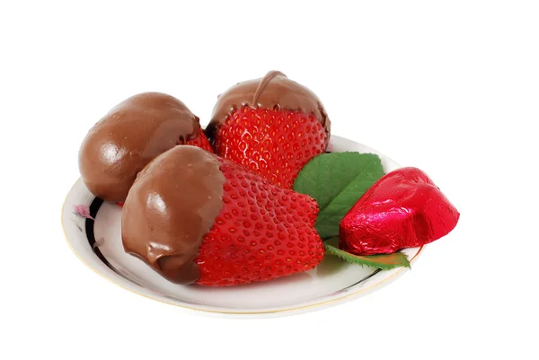Drei Große Erdbeeren Vollmilchschokolade Isoliert Auf Weißem Hintergrund — Stockfoto