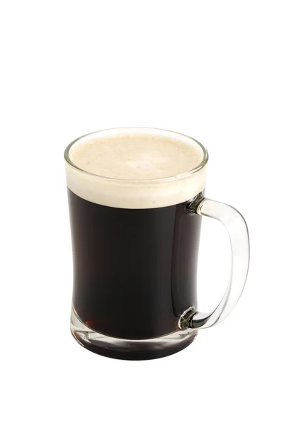 Темное пиво в стекле — стоковое фото