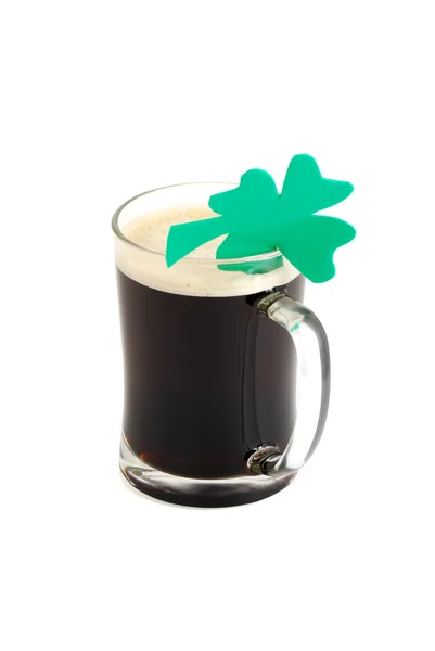 Glas dunkles Bier mit vierblättrigem Kleeblatt — Stockfoto