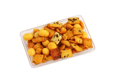 Baharatlı bira snack beyaz zemin üzerine izole küçük saydam kare plaka