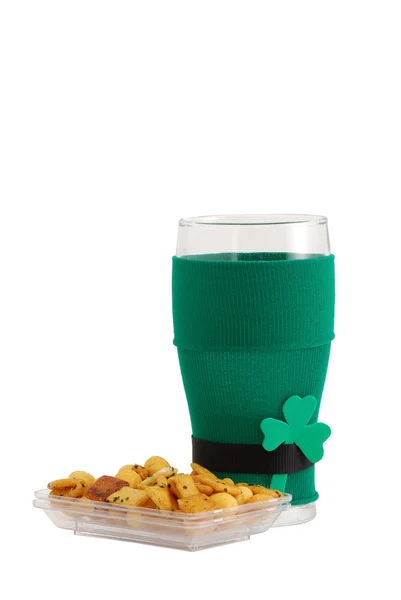 圣帕特里克日庆祝活动用三叶草装饰适合啤酒小吃和空啤酒玻璃在绿色与黑带小妖精 — 图库照片