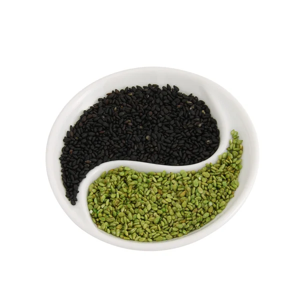 Aromatisierte Sesamsamen in kleiner Yin Yang-Form Teller — Stockfoto