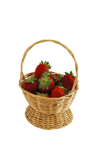 Świeże truskawki w małych przeplatają koszyku słomy na białym tle — Zdjęcie stockowe