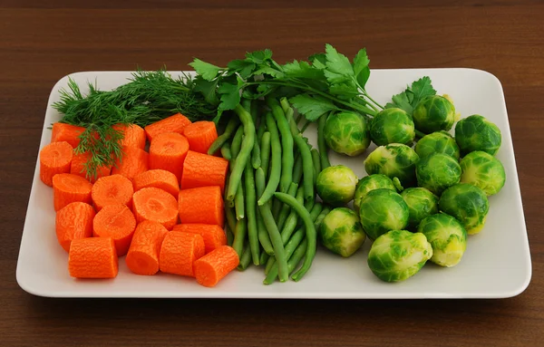 Mélange coloré de légumes sur plat rectangulaire en céramique grise — Photo