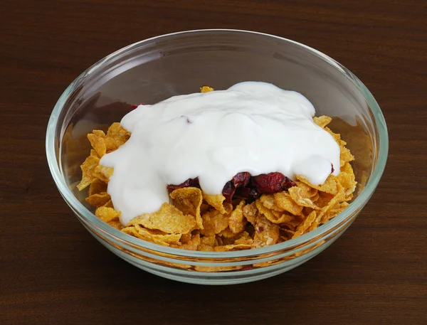 Cornflakes with dried cranberries and yogurt — Stock Photo, Image