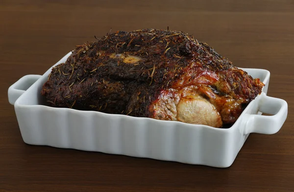 Stekt kött i vit keramik bakning pan — Stockfoto
