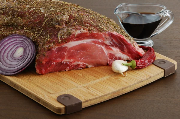 Сырое мясо со специями, готовое к приготовлению — стоковое фото
