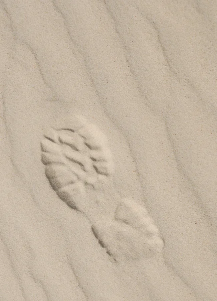 Estampado de calzado deportivo sobre arena clara con patrón diagonal — Foto de Stock