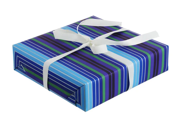 Подарок завернутый в полосатую голубую бумагу с белой лентой — стоковое фото