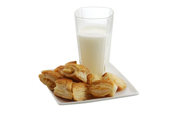 Piatto di boureka appena sfornati con bicchiere di latte — Foto Stock