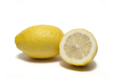 Bütün limon ve yarım limon beyaz bir arka planda ayarlanır.