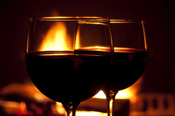 Two Glasses Red Wine Roaring Fire — Stock Photo, Image