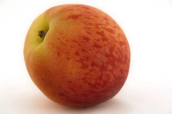 Ein Pfirsich Vor Weißem Hintergrund — Stockfoto