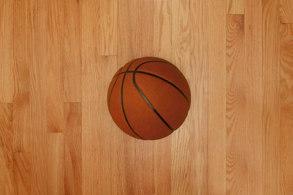 Basketball Wird Auf Dem Laubholz Abgeworfen lizenzfreie Stockbilder