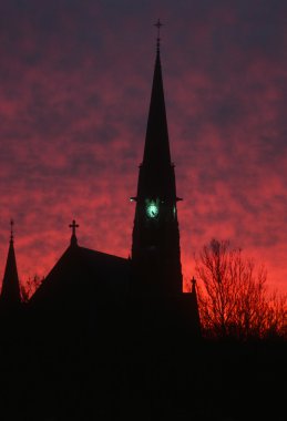 bir kilise ve çan kulesi, silüeti için zemin oluşturan dramatik gündoğumu