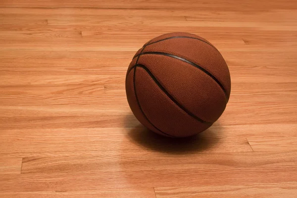 体育館の床に残ってバスケット ボール — ストック写真