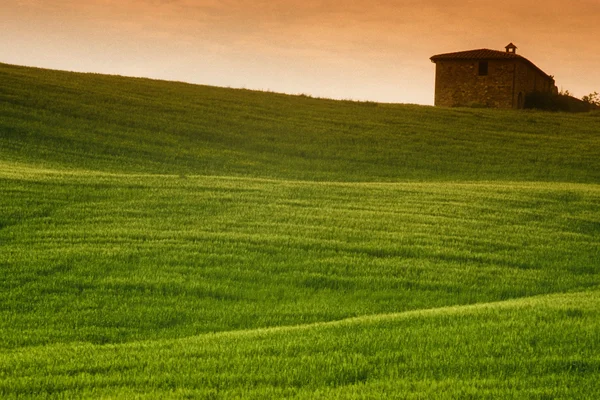 古い農家の日の出の丘を見渡す — ストック写真