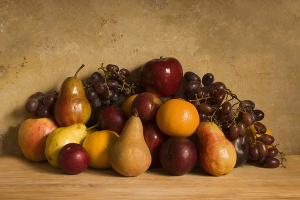Früchte gegen eine rustikale Mauer lizenzfreie Stockbilder