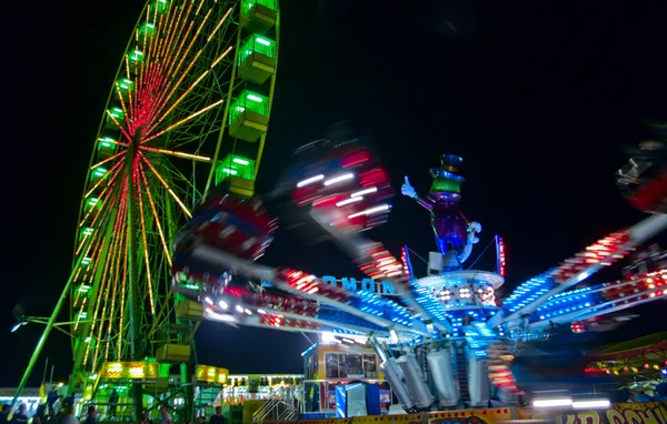 Luna Park Ciklikus Multiplexelés Boldog Megy Kerek Jelzőfény — Stock Fotó