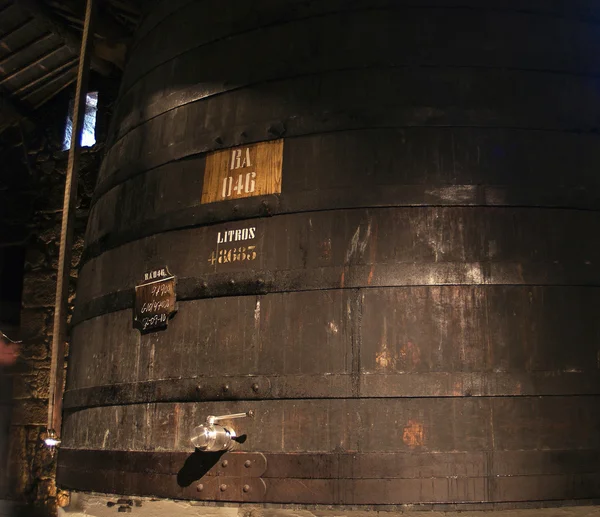 Yakut Kaplamalı Büyük Şarap Fıçısı — Stok fotoğraf