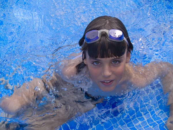 Junge Schwimmt Einem Blauen Pool — Stockfoto