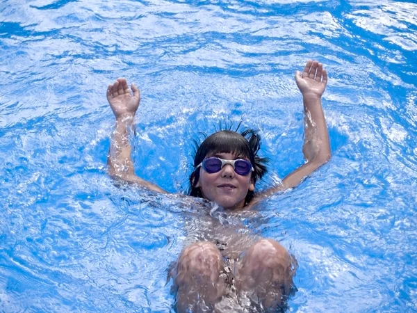 Junge schwimmt — Stockfoto