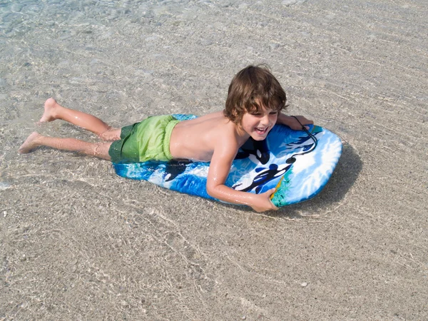 男の子が海でサーフィンを学ぶ — ストック写真