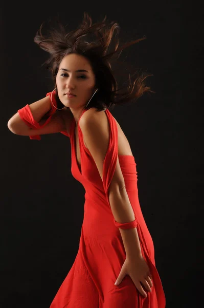 Siyah Zemin Üzerine Kırmızı Elbiseli Güzel Asyalı Kız — Stok fotoğraf