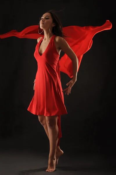 Красивая азиатская девушка в красном платье — стоковое фото
