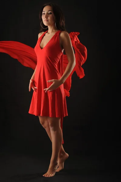 Schöne asiatische Mädchen im roten Kleid — Stockfoto