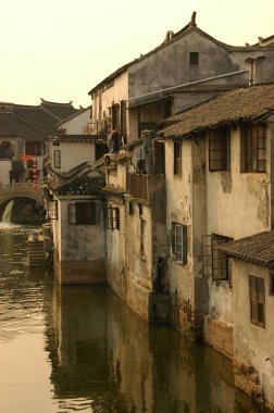 Çin 'in' su köylerinden 'biri olan Suzhou, Çin' deki kanalda gün batımı