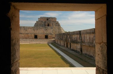 kemer aracılığıyla uxmal, ana piramit görünümü