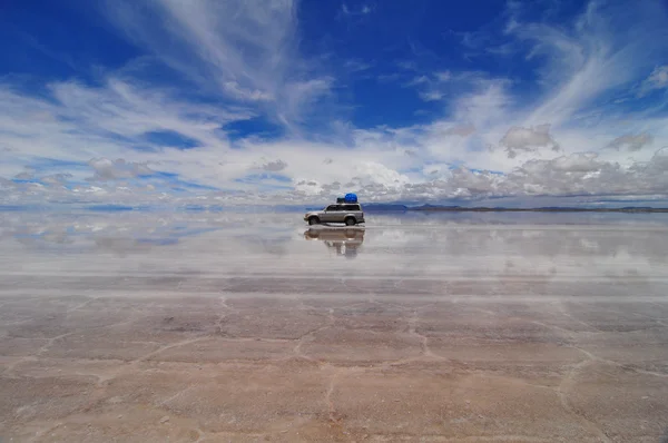 Jeep Reflected Flooded Salar Uyuni Salt Flats — Stock Photo, Image