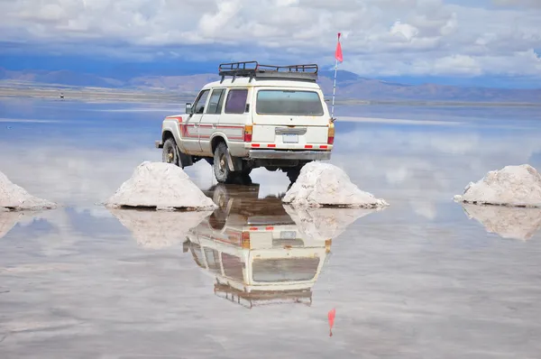 Περιοδεία Τζιπ Και Αλάτι Αναχώματα Αντικατόπτριζε Στο Πλημμυρισμένο Salar Uyuni — Φωτογραφία Αρχείου