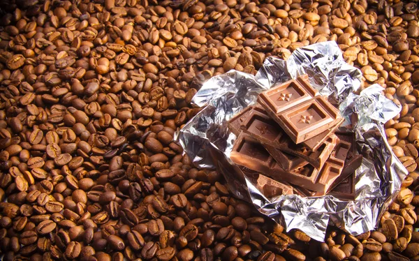 Suklaa Viipaleita Kahvinjyvät — kuvapankkivalokuva