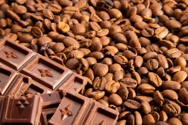 Kahve Taneleri Üzerinde Çikolatalı Dilimler — Stok fotoğraf